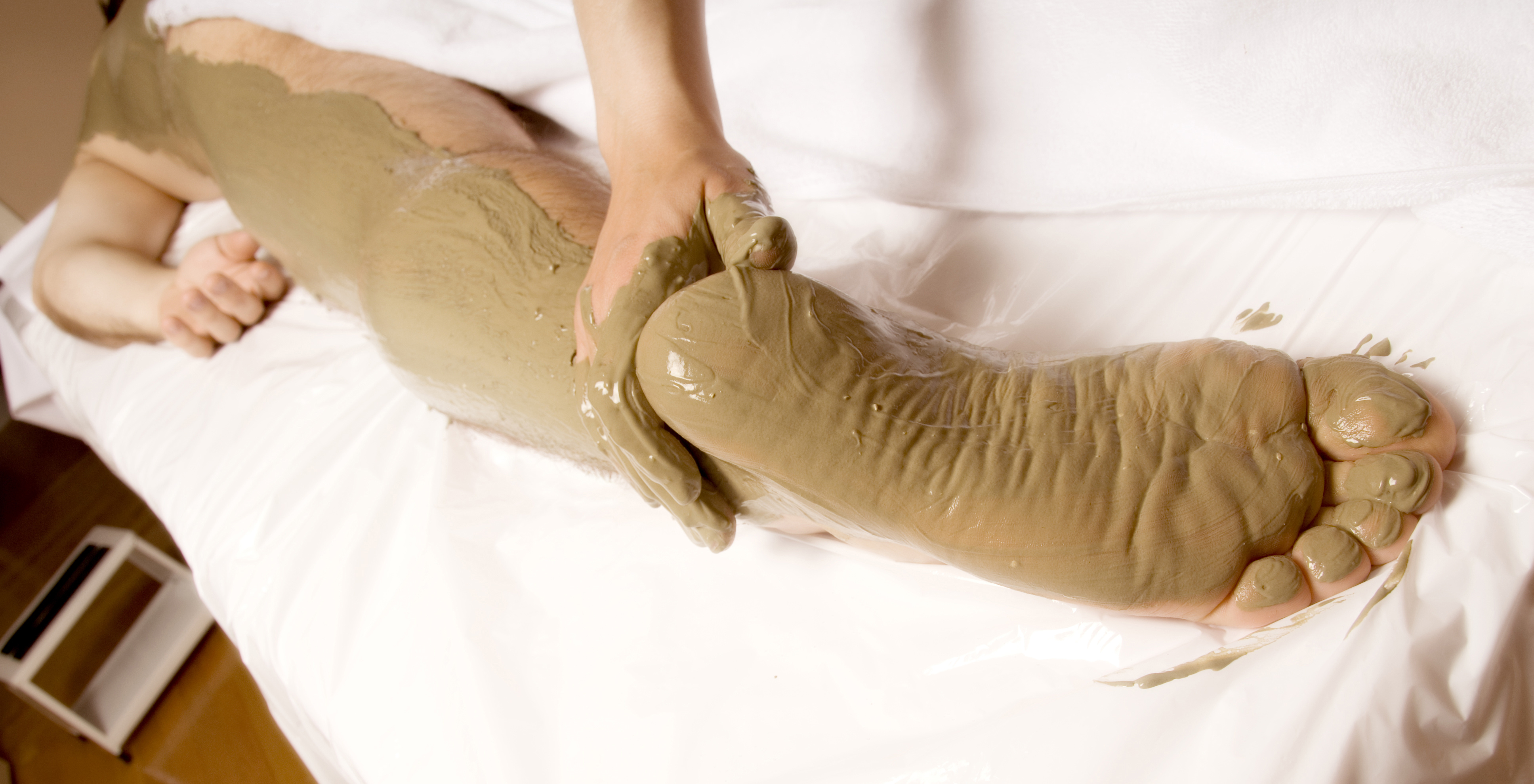 mud wrap mens leg with mud bath wrap